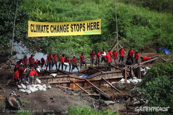 Construction Dam Action in Sumatra 2009 © Greenpeace / John Novis
